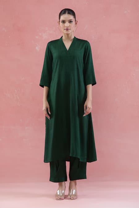 Shop Naintara Bajaj Green Cotton V-neck V Kurta Set With Pant Shop_Naintara Bajaj_Green Cotton V-neck V Kurta Set With Pant