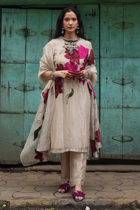 Buy_Chambray & CO._Silver Silk Embroidery, Applique Round Neck Floral Kurta Pant Set _Online_at_Aza_Fashions