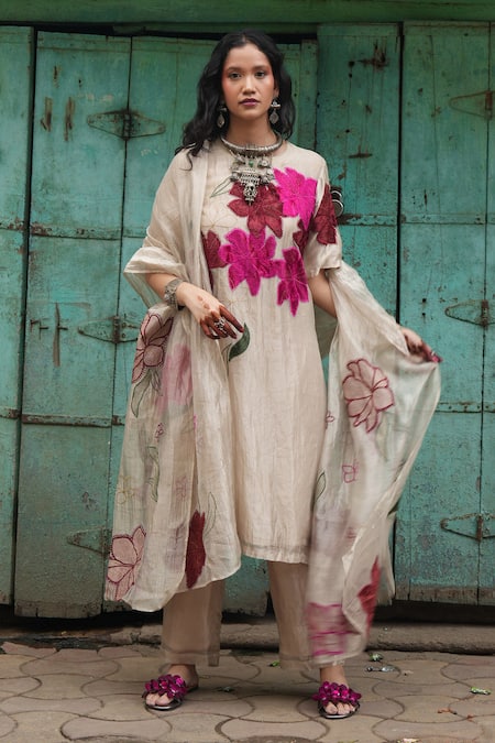 Chambray & CO._Silver Silk Embroidery, Applique Round Neck Floral Kurta Pant Set _at_Aza_Fashions