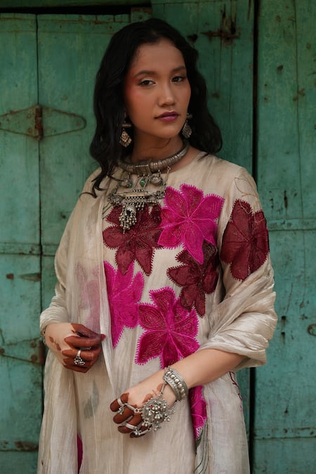 Buy_Chambray & CO._Silver Silk Embroidery, Applique Round Neck Floral Kurta Pant Set 