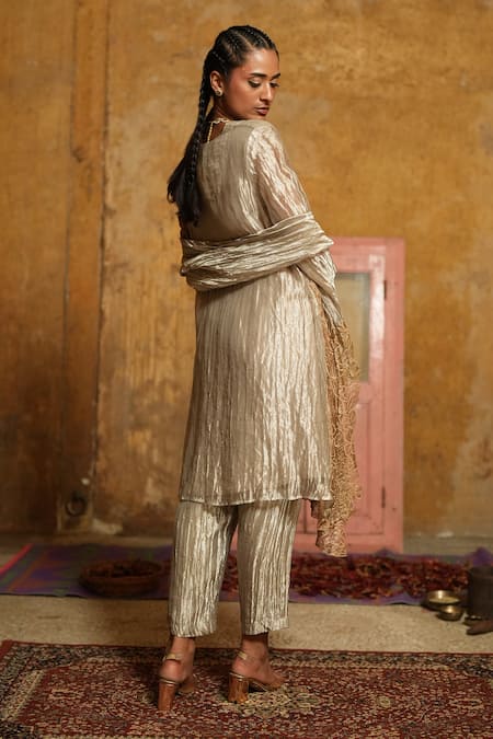 Shop_Chambray & CO._Silver Silk Embroidery V-neck Floral Applique Kurta Set _at_Aza_Fashions