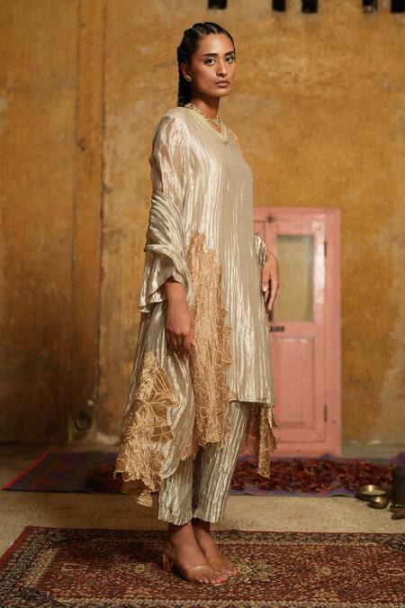 Chambray & CO._Silver Silk Embroidery V-neck Floral Applique Kurta Set _Online_at_Aza_Fashions