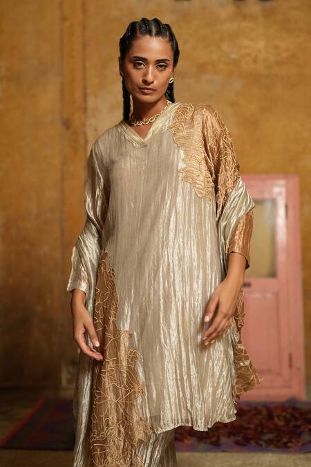 Buy_Chambray & CO._Silver Silk Embroidery V-neck Floral Applique Kurta Set _Online_at_Aza_Fashions