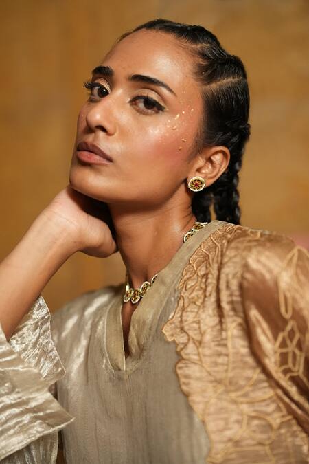 Shop_Chambray & CO._Silver Silk Embroidery V-neck Floral Applique Kurta Set _Online_at_Aza_Fashions