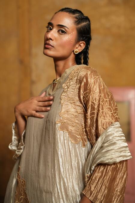 Chambray & CO._Silver Silk Embroidery V-neck Floral Applique Kurta Set _at_Aza_Fashions