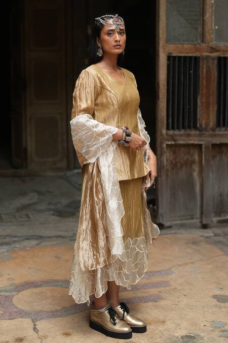 Chambray & CO._Gold Silk Embroidery, Applique V-neck Floral Tunic And Skirt Set _Online_at_Aza_Fashions