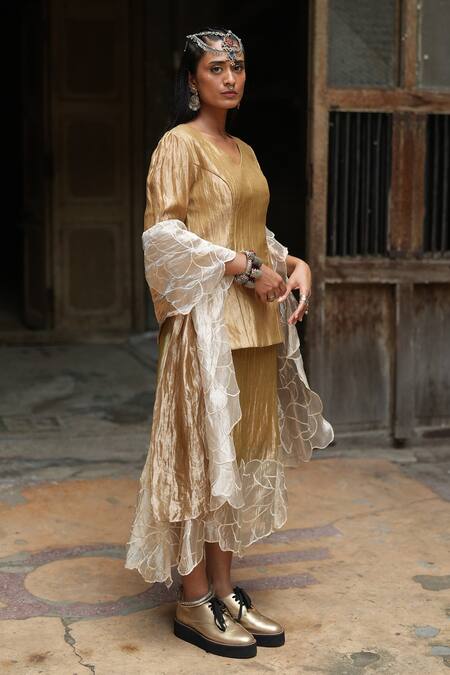 Buy_Chambray & CO._Gold Silk Embroidery, Applique V-neck Floral Tunic And Skirt Set _Online_at_Aza_Fashions