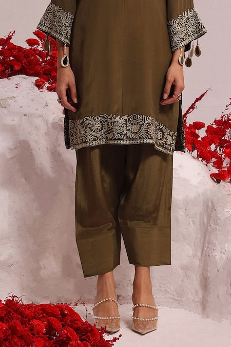 Label Moni K Green Crepe Tassels V-neck Floral Embroidered Kurta Set Online at Aza Fashions Label Moni K_Green Crepe Tassels V-neck Floral Embroidered Kurta Set _Online_at_Aza_Fashions