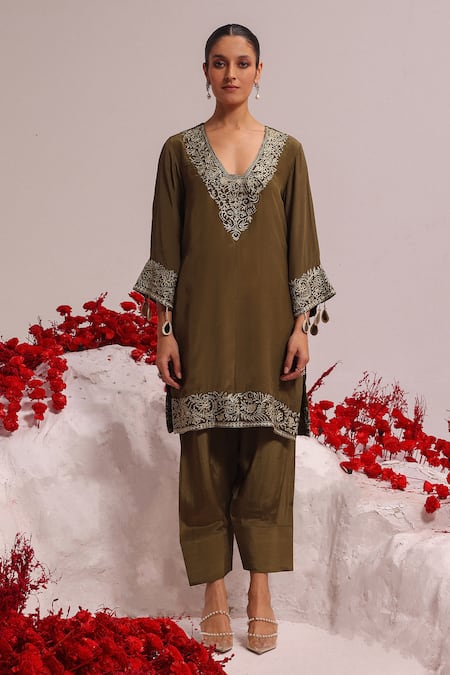 Buy Label Moni K Green Crepe Tassels V-neck Floral Embroidered Kurta Set Online at Aza Fashions Buy_Label Moni K_Green Crepe Tassels V-neck Floral Embroidered Kurta Set _Online_at_Aza_Fashions