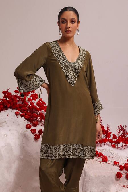 Shop Label Moni K Green Crepe Tassels V-neck Floral Embroidered Kurta Set Online at Aza Fashions Shop_Label Moni K_Green Crepe Tassels V-neck Floral Embroidered Kurta Set _Online_at_Aza_Fashions