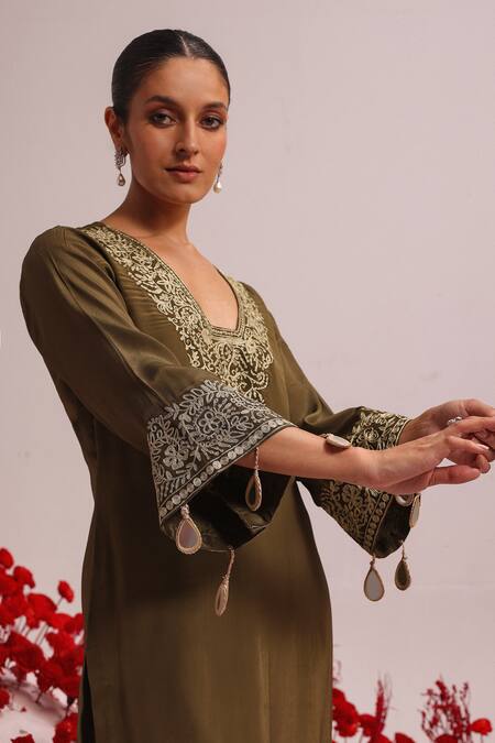 Label Moni K Green Crepe Tassels V-neck Floral Embroidered Kurta Set at Aza Fashions Label Moni K_Green Crepe Tassels V-neck Floral Embroidered Kurta Set _at_Aza_Fashions