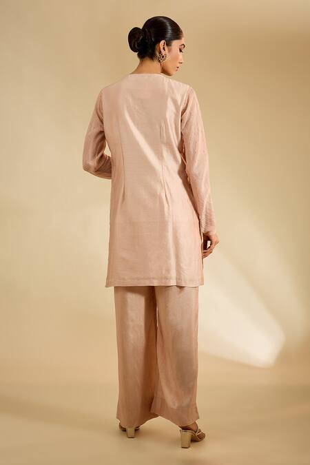 Shop Kaia Peach Silk, Organza, Cotton Embroidery, Sequins, Zari Floral Applique Kurta Set at Aza Fashions Shop_Kaia_Peach Silk, Organza, Cotton Embroidery, Sequins, Zari Floral Applique Kurta Set_at_Aza_Fashions