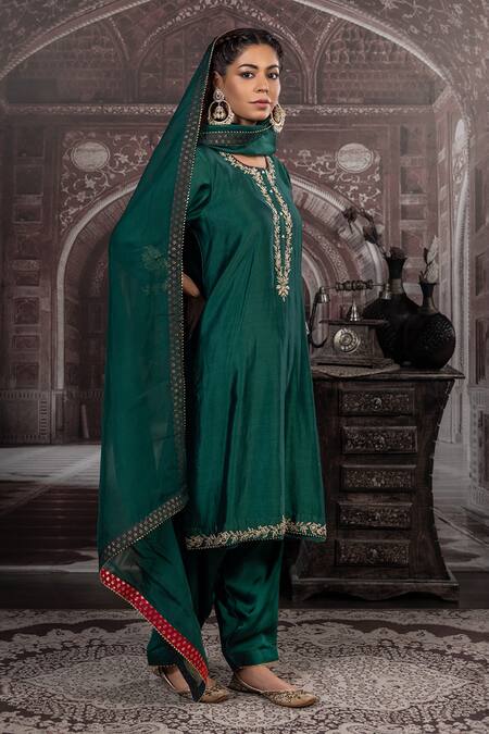 Buy_Label Radini_Green Chanderi Zari, Sequins Round Neck Kashmiri Tila Hand Embroidered Kurta Set _Online_at_Aza_Fashions
