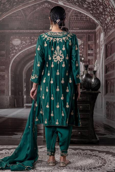 Shop Label Radini Green Chanderi Applique, Embroidery, Pearls, Zari Round Neck Paisley Kurta Set at Aza Fashions Shop_Label Radini_Green Chanderi Applique, Embroidery, Pearls, Zari Round Neck Paisley Kurta Set _at_Aza_Fashions