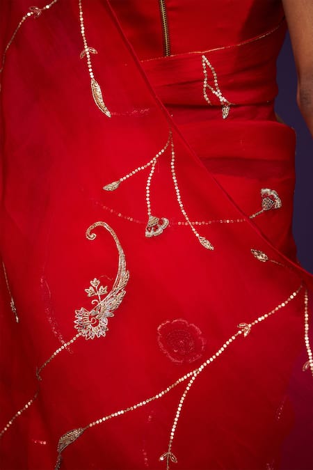 Buy Issa Studio By Chetana & Swathi Red Organza Sequins, Zari V-neck Zardozi Embroidered Saree Set Buy_Issa Studio By Chetana & Swathi_Red Organza Sequins, Zari V-neck Zardozi Embroidered Saree Set
