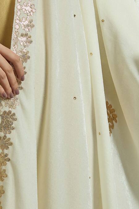 Naintara Bajaj Cream Velvet Gota Patti, Embroidery Dupatta Online at Aza Fashions Naintara Bajaj_Cream Velvet Gota Patti, Embroidery Dupatta _Online_at_Aza_Fashions