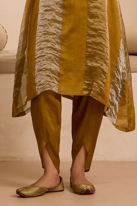 Label Mansi Nagdev Yellow Chanderi Split V-neck Stripe Pattern Kurta Set Online at Aza Fashions Label Mansi Nagdev_Yellow Chanderi Split V-neck Stripe Pattern Kurta Set _Online_at_Aza_Fashions
