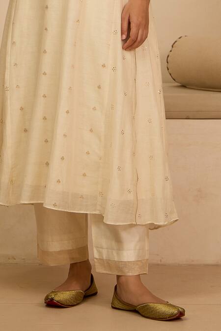 Label Mansi Nagdev Ivory Chanderi Embroidery V-neck Floral Butti Pattern Kurta Pant Set Online at Aza Fashions Label Mansi Nagdev_Ivory Chanderi Embroidery V-neck Floral Butti Pattern Kurta Pant Set_Online_at_Aza_Fashions