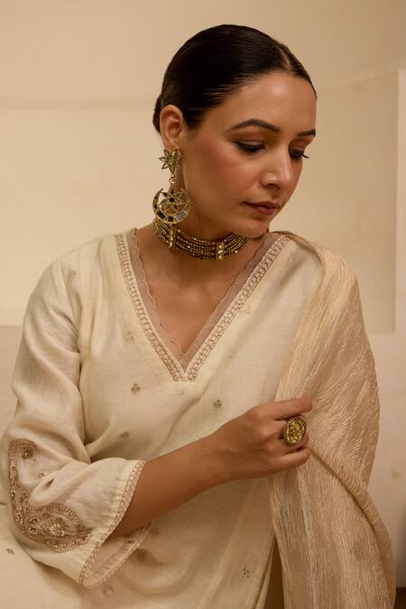 Label Mansi Nagdev Ivory Chanderi Embroidery V-neck Floral Butti Pattern Kurta Pant Set at Aza Fashions Label Mansi Nagdev_Ivory Chanderi Embroidery V-neck Floral Butti Pattern Kurta Pant Set_at_Aza_Fashions