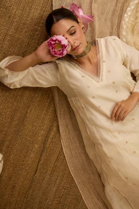 Buy Label Mansi Nagdev Ivory Chanderi Embroidery V-neck Floral Butti Pattern Kurta Pant Set Buy_Label Mansi Nagdev_Ivory Chanderi Embroidery V-neck Floral Butti Pattern Kurta Pant Set