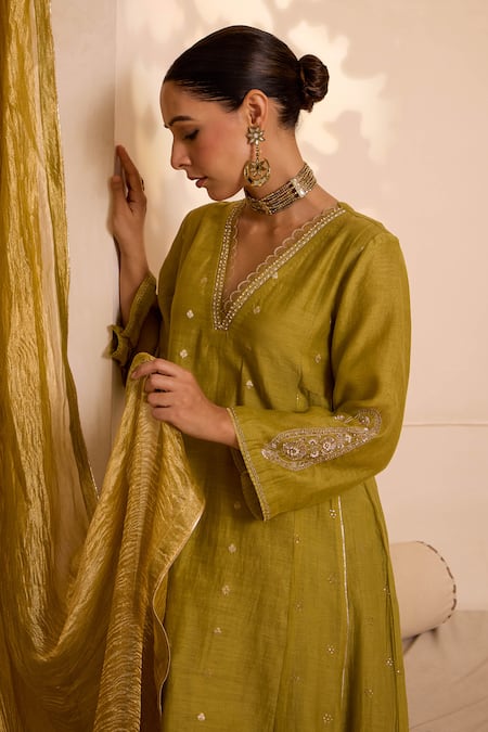 Buy Label Mansi Nagdev Green Chanderi Embroidery V-neck Floral Butti Kurta Set Online at Aza Fashions Buy_Label Mansi Nagdev_Green Chanderi Embroidery V-neck Floral Butti Kurta Set_Online_at_Aza_Fashions