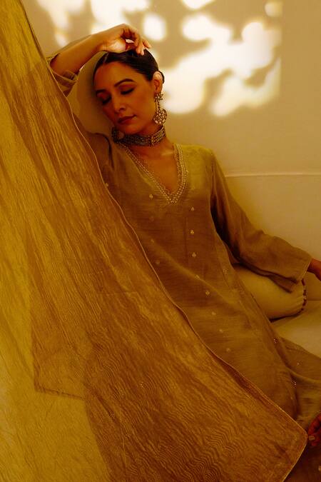 Shop Label Mansi Nagdev Green Chanderi Embroidery V-neck Floral Butti Kurta Set Online at Aza Fashions Shop_Label Mansi Nagdev_Green Chanderi Embroidery V-neck Floral Butti Kurta Set_Online_at_Aza_Fashions