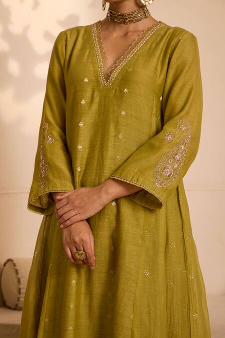 Label Mansi Nagdev Green Chanderi Embroidery V-neck Floral Butti Kurta Set at Aza Fashions Label Mansi Nagdev_Green Chanderi Embroidery V-neck Floral Butti Kurta Set_at_Aza_Fashions