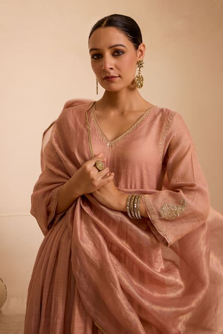 Buy_Label Mansi Nagdev_Pink Chanderi Embroidery, Zari V-neck Hand Anarkali Pant Set 