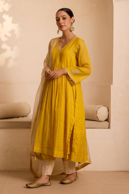Label Mansi Nagdev_Yellow Chanderi Embroidery V-neck Floral Zari Hand Anarkali Set _Online_at_Aza_Fashions