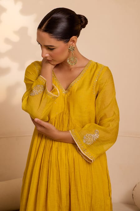 Buy_Label Mansi Nagdev_Yellow Chanderi Embroidery V-neck Floral Zari Hand Anarkali Set 