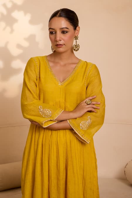 Shop_Label Mansi Nagdev_Yellow Chanderi Embroidery V-neck Floral Zari Hand Anarkali Set 