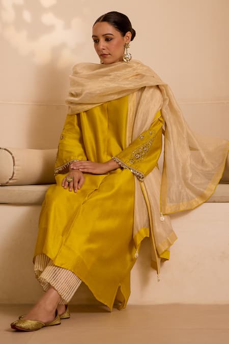 Buy_Label Mansi Nagdev_Yellow Chanderi Sequins V-neck Hand Embroidered Kurta Set _Online_at_Aza_Fashions