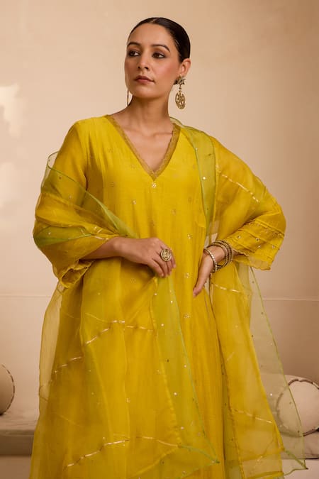 Label Mansi Nagdev_Yellow Chanderi Mirrors V-neck Mukaish Work Kurta Set _Online_at_Aza_Fashions