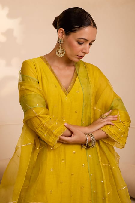 Shop_Label Mansi Nagdev_Yellow Chanderi Mirrors V-neck Mukaish Work Kurta Set _Online_at_Aza_Fashions