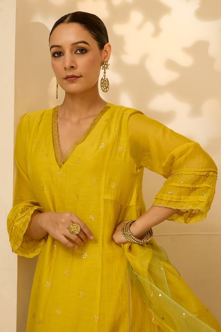 Buy_Label Mansi Nagdev_Yellow Chanderi Mirrors V-neck Mukaish Work Kurta Set 