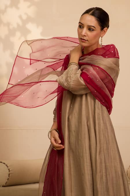 Label Mansi Nagdev_Gray Chanderi Mirrors V-neck Grey Mukaish Embroidered Kurta Pant Set _Online_at_Aza_Fashions