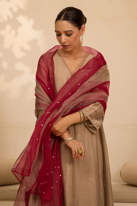 Buy_Label Mansi Nagdev_Gray Chanderi Mirrors V-neck Grey Mukaish Embroidered Kurta Pant Set _Online_at_Aza_Fashions