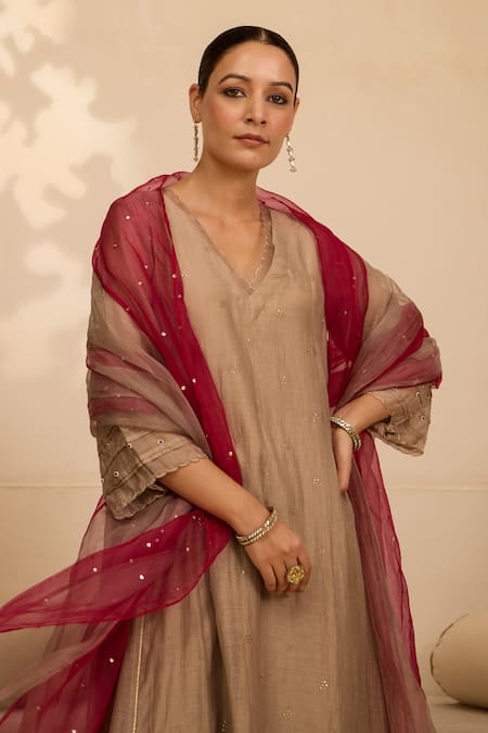 Shop_Label Mansi Nagdev_Gray Chanderi Mirrors V-neck Grey Mukaish Embroidered Kurta Pant Set _Online_at_Aza_Fashions