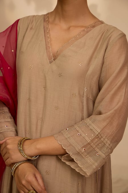 Label Mansi Nagdev_Gray Chanderi Mirrors V-neck Grey Mukaish Embroidered Kurta Pant Set _at_Aza_Fashions