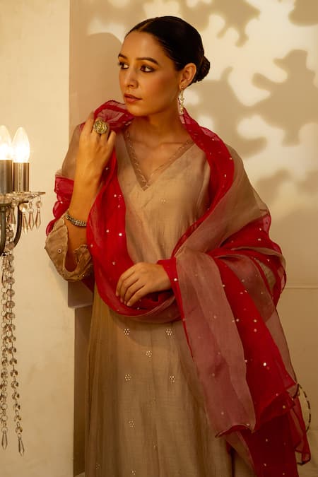 Buy_Label Mansi Nagdev_Gray Chanderi Mirrors V-neck Grey Mukaish Embroidered Kurta Pant Set 