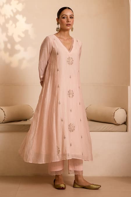 Label Mansi Nagdev_Pink Chanderi Embroidery V-neck Floral Zari Pitta Kurta Pant Set _Online_at_Aza_Fashions