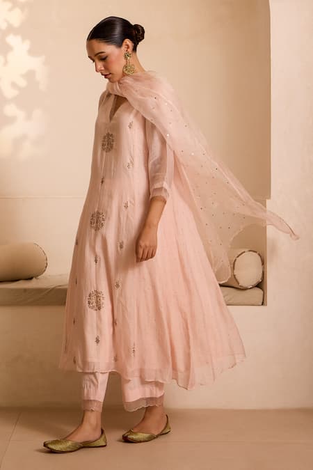 Buy_Label Mansi Nagdev_Pink Chanderi Embroidery V-neck Floral Zari Pitta Kurta Pant Set _Online_at_Aza_Fashions
