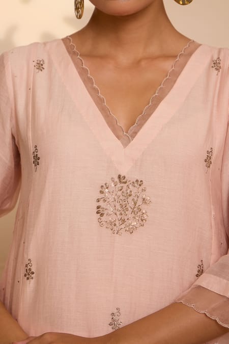 Buy_Label Mansi Nagdev_Pink Chanderi Embroidery V-neck Floral Zari Pitta Kurta Pant Set 