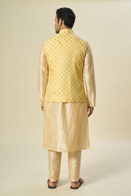 Samyukta Singhania Floral Butta Bundi Set 