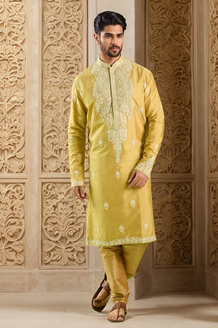 Samyukta Singhania Floral Embroidered Kurta Set 