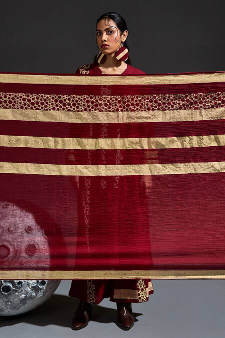 Banana Labs_Maroon Cotton Embroidery, Beads V-neck Circle Block Print Kurta Set _Online_at_Aza_Fashions