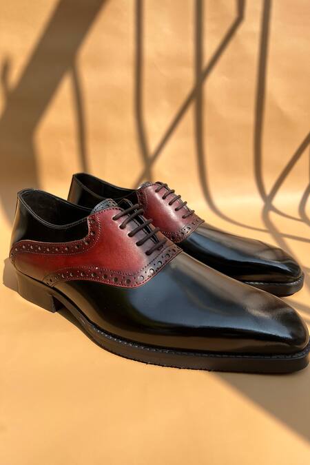 Shradha Hedau Footwear Couture Black Tan And Tapered Toe Mojadis Online at Aza Fashions Shradha Hedau Footwear Couture_Black Tan And Tapered Toe Mojadis _Online_at_Aza_Fashions