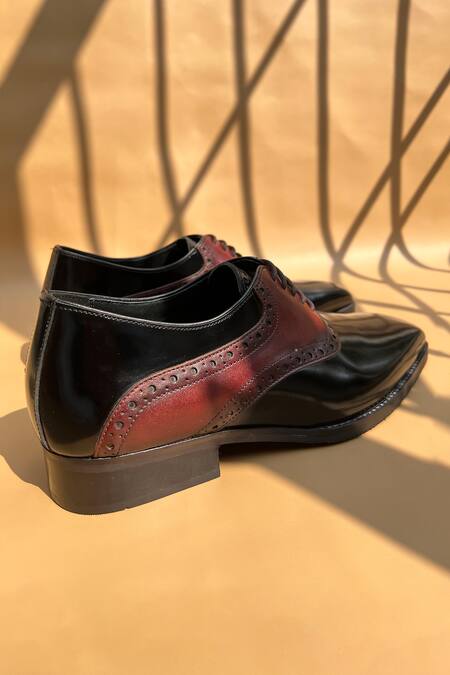 Buy Shradha Hedau Footwear Couture Black Tan And Tapered Toe Mojadis Online at Aza Fashions Buy_Shradha Hedau Footwear Couture_Black Tan And Tapered Toe Mojadis _Online_at_Aza_Fashions