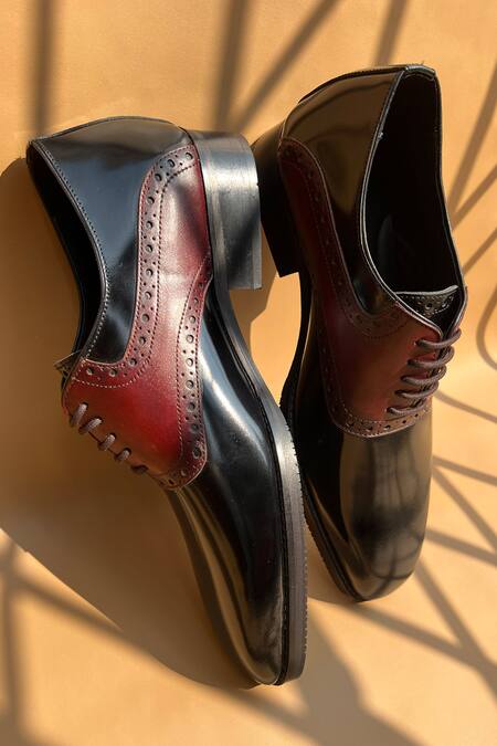 Buy Shradha Hedau Footwear Couture Black Tan And Tapered Toe Mojadis Buy_Shradha Hedau Footwear Couture_Black Tan And Tapered Toe Mojadis