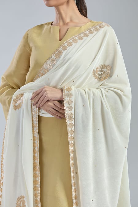Naintara Bajaj Cream Velvet Gota Patti, Embroidery Dupatta at Aza Fashions Naintara Bajaj_Cream Velvet Gota Patti, Embroidery Dupatta _at_Aza_Fashions